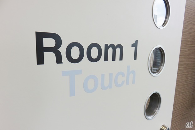 　「Touch」がテーマのミーティングルームの一室。ほかの各部屋にも「Smell」「Sight」など、五感をあらわすサブタイトルが付けられています。

