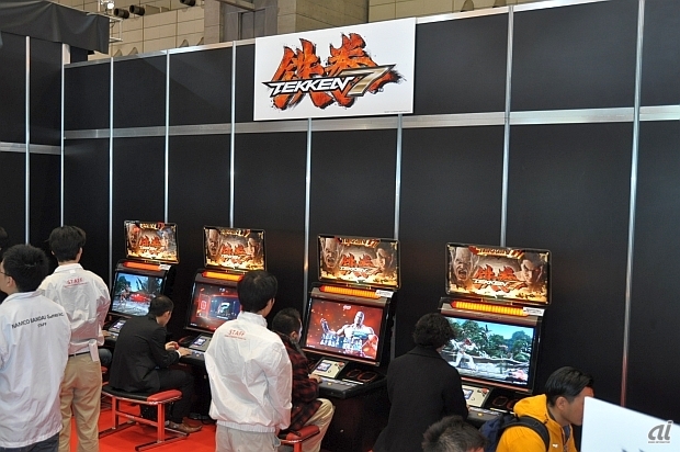 　対戦格闘ゲームシリーズ最新作となる「鉄拳7」。業務用格闘ゲームとしては初めて店舗間通信対戦を実現したタイトルとなっている。