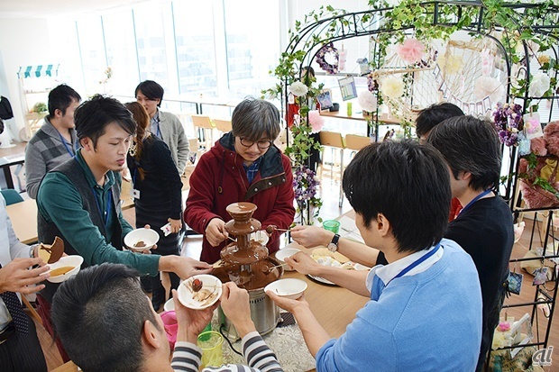 　バレンタインデー前日の2月13日に開かれた社内イベントの様子。チョコフォンデュを食べる男性陣。