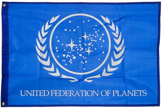 鮮やかな青色の惑星連邦旗

　惑星連邦を象徴するこの旗には、青地に白色の紋章が描かれている。この旗も、ほかの「スタートレック」収集品とともにPropworxのオークションに出品されている。ナイロン製の旗で、「スタートレック：ディープ・スペース・ナイン」のセットの飾りに使われた。数百ドルの値が付くと予想されている。
