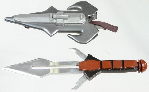 クリンゴン人のナイフと鞘

　クリンゴン人はいつも、「スタートレック」の世界で最もクールな見た目の刃剣を持っているように思える。Propworxのオークションに出品されたこのダクタフナイフと鞘は、「ディープ・スペース・ナイン」で使われたもの。ナイフは作中の白兵戦用にデザインされ、樹脂とアルミニウム製の刃で作られている。鞘はプラスチック製だ。
