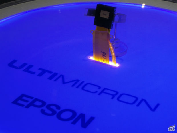 　エプソンの極小カラーディスプレイ「ULTIMICRON」。写真は0.3型（対角0.77cm）。