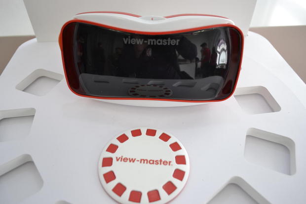 新しい「View-Master」

　玩具メーカーMattelは、初代「View-Master」を米国で発表してからおよそ75年後、その最新バージョンをニューヨークで毎年開催される北米国際玩具見本市の時期に合わせて披露した。

　Mattelは、新型View-Masterの発売を10月に予定している。写真のプロトタイプは、ワーキングモデルではない。

関連記事：マテル、グーグルのVR技術を搭載した「View-Master」を発表
