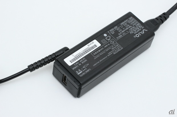 付属のACアダプタ。USBポートが付いていて電源供給が可能。ここに専用の小型ワイヤレスLANルータを合体できる
