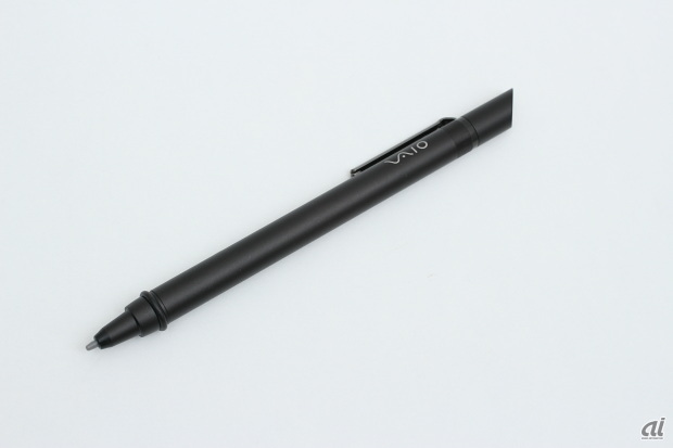 ペンが付属し、正確なタッチパネル操作が可能になる