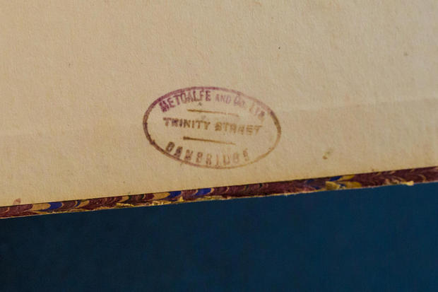 　ノートの表紙の裏に押されたスタンプから、ノートが英国のケンブリッジにあるトリニティ通りの文具屋で購入されたことが分かる。