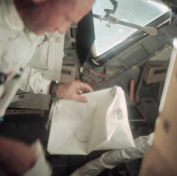 種々雑多な品が収められた宇宙の袋

　Apollo 11号ミッションで撮影されたこの写真には、月への飛行中に、白い布袋を持って月着陸船を点検する宇宙飛行士のBuzz Aldrin氏が写っている。「Temporary Stowage Bag」または「The Purse」と呼ばれるこの布袋は、後にNeil Armstrong氏のクローゼットで、同氏の未亡人によって発見された。この忘れられた袋には、同ミッションで使われた部品や器具がいくつも収められていた。