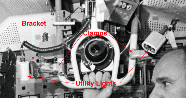 ユーティリティライトが写った訓練の写真

　宇宙飛行士Neil Armstrong氏の死後、クローゼットで見つかった袋に入っていたユーティリティライトは、この米航空宇宙局（NASA）の「Apollo 12号」ミッションの訓練の写真に写っているものと同じタイプだ。