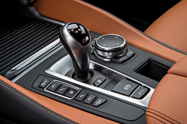 　8速トランスミッションや最新バージョンのBMWの「iDrive」および「BMW ConnectedDrive」システムを搭載。