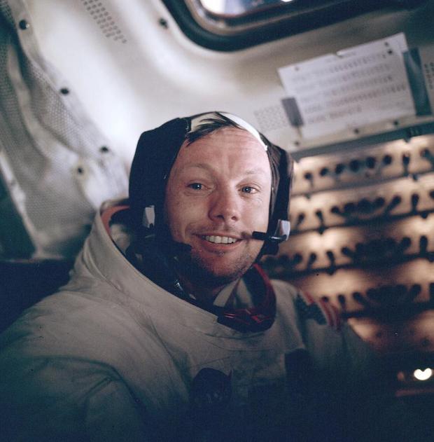 月面に降り立った後のNeil Armstrong氏

　これは1969年、Apollo 11号ミッションで月面に降り立った後、月着陸船Eagleの中で撮影されたNeil Armstrong氏の写真だ。同氏が2012年に死去した後、Eagleから持ち帰った部品や器具が詰め込まれ袋がクローゼットの中で見つかった。
