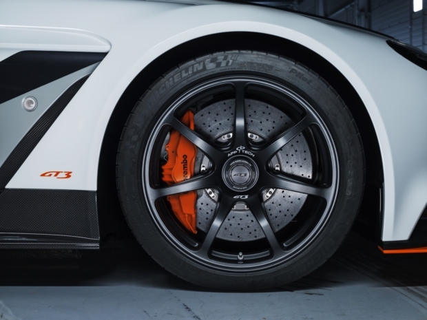 　ミシュラン製「Pilot Super Sport」タイヤの採用により、既存モデルを上回るハンドリングを実現しているとアストンマーティンは述べている。