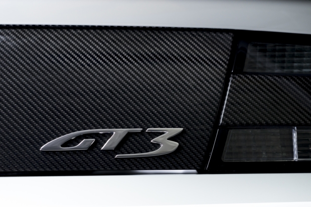 　Vantage GT3スペシャルエディションを発表したアストンマーティン最高経営責任者（CEO）のアンディ・パーマー氏は、「アストンマーティンには、モータースポーツの血統が受け継がれている。Vantageは、世界各国のトップレベルスポーツカー選手権に参戦しているため、モータースポーツのノウハウを量産車にフィードバックし、エクスクルーシブな限定仕様を製作するには、Vantage以上に適したモデルはない」と述べている。