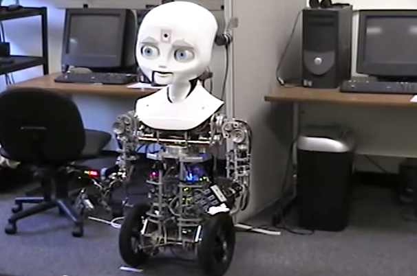 Nexi

　「Nexi」も2013年にMITで作られたロボットだが、その役割のひとつは、ノースウエスタン大学での社会実験だった。この研究では、不誠実さを表す視覚的なボディランゲージを見た後では、人間は他人が信頼できるかどうかをよりよく判断できること、そしてロボットが正しい種類のジェスチャーを使用すれば、より信頼される可能性があることが示された。