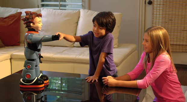 Zeno

　「Zeno」は自閉症の子供たちとのやりとりを支援するロボットだ。このロボットはテキサス大学、RoboKind、およびテキサス州にあるいくつかの組織との共同作業で作られた。研究者はZenoが自閉症の診断と理解に役立つと考えている。これは、一部の自閉症の子供たちが、人間との対話よりも脅威が少ないと考えて、ロボットと対話する場合があるからだ。