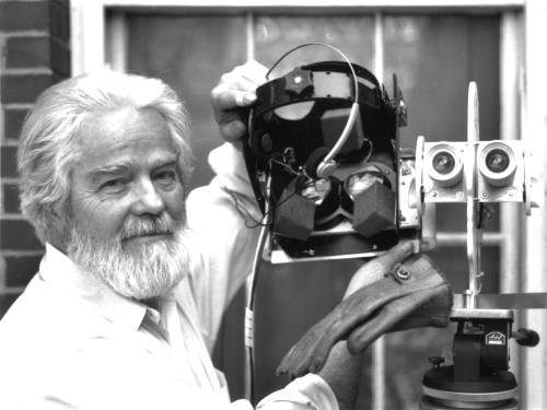 LeepVR（1980年代）

　Eric Howlett氏は1980年代に、LEEP（Large Expanse Extra Perspective）システムを考案した。このヘッドセットは、静止画を光学的に加工し3D的に見せるものであった。なおHowlett氏は、バーチャルリアリティの父として名を馳せている。