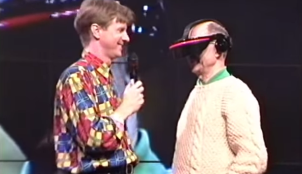 セガVR（1993年）

　「セガVR」が世に出ることはなかった。セガは1993年の「Consumer Electronics Show（CES）」にヘッドセットを出展し、没入感のある3Dゲームという世界の到来をうたっていたが、計画通りに製品が市場に投入されることはなかった。
