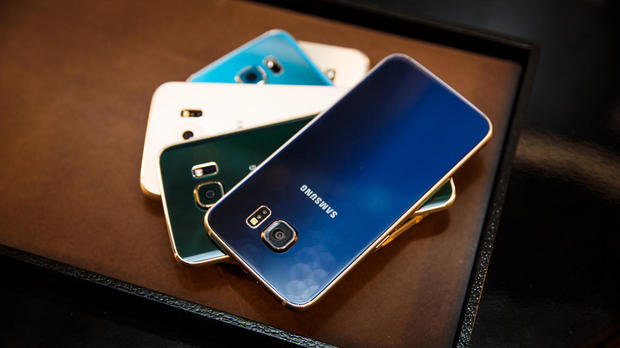 　Galaxy S6のカラーバリエーションとしては、一般的なブラックとホワイトに加えて、ゴールドとブルーが採用されている。
