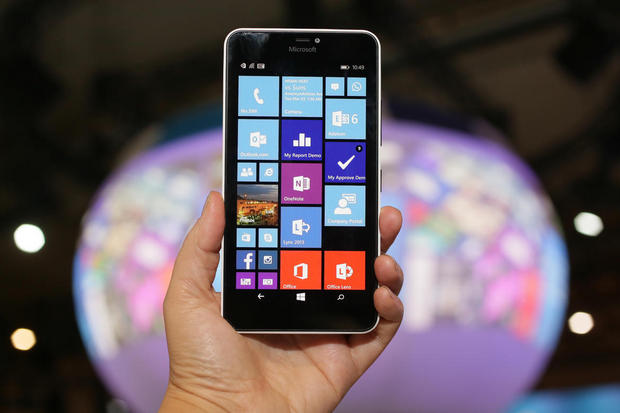 　バルセロナ発--Microsoftは、Mobile World Congressで「Lumia 640 XL」を発表した。5インチの「Lumia 640」よりサイズが大きいだけではなく、より高性能なカメラを備えているほか、バッテリ持続時間もわずかに長い。

　ここでは、Lumia 640 XLを写真で紹介する。

関連記事：マイクロソフト、「Lumia 640」を発表--5インチの最新「Windows Phone」端末