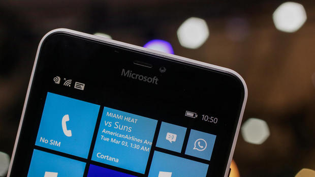 　ディスプレイは5.7インチで、解像度は720pだ。「Windows Phone 8.1」を搭載する。2015年中に「Windows 10」にアップグレードする予定だ。
