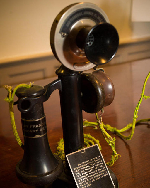 　この年代物の電話機は、この通話から100周年を記念して、AT&T Archives and History Centerから貸し出され、California Historical Societyが提供したものだ。