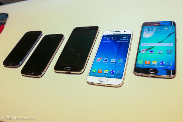 　Galaxy S6とGalaxy S6 edge、過去のGALAXYシリーズを並べてみたところ。