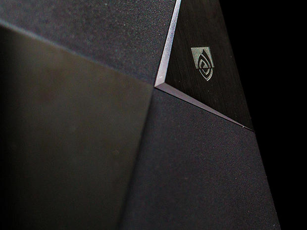 　角度をつけた筐体のデザインが特徴的で、上面にはNVIDIAのロゴが見える。
