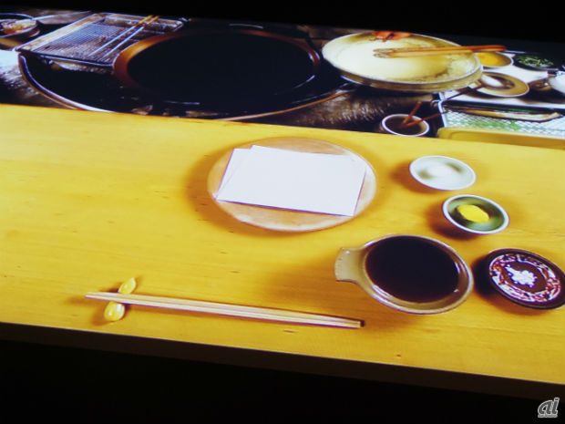 　天つゆや塩、お皿などが置かれたカウンターとその奥には、天ぷら鍋や具材が並べられている。

