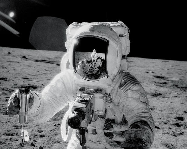 「Apollo 12号」宇宙服のバイザーに反射した自分の姿

　自撮りに病みつきになっている地球上の人々は、浴室の鏡を使って自分自身を撮影することがよくある。月では、宇宙飛行士のCharles "Pete" Conrad氏が宇宙飛行士仲間のAlan Bean氏のヘルメットバイザーに反射した自分の姿を撮影した。この写真は、1969年の「Apollo 12号」ミッションで、Bean氏が月の土壌サンプルを採取しているときに撮影された。