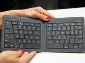 MSの折りたたみ式ポータブルキーボード--iOSやAndroidにも対応の「Universal Foldable Keyboard」