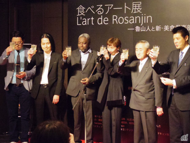 　今回のアート展は2013年にフランスのギメ東洋美術館で開催された「L'art de Rosanjin」が元になり、実現したとのこと。日本の食文化とデジタルインスタレーションの融合はフランスでも評判を呼んだという。

　記者会見では、テープカットならぬサントリー「響 JAPANESE HARMONY ハイボール」で乾杯する場面もあった。