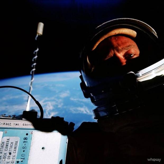 Buzz Aldrin氏による宇宙空間での初の自撮り写真

　宇宙空間での自撮りには長く立派な歴史がある。最初の写真を見つけたければ、何十年も前にさかのぼらなければならない。

　宇宙飛行士のBuzz Aldrin氏は、自撮り写真がインターネット上のトレンドになるはるか前に、自分撮りをしていた。同氏は2014年、自身の「WhoSay」ページにこの写真を投稿し、「@NASA 私は、時速1万7000マイル（約2万7360km）で地球を周回する『Gemini 12号』での宇宙遊泳中に、宇宙からの史上初の船外活動（EVA）自撮り写真を撮影したと主張しても問題ないと思う。今までで最高の自撮り写真だ」という説明文を付けた。この宇宙空間での自撮り写真は1966年に撮影された。