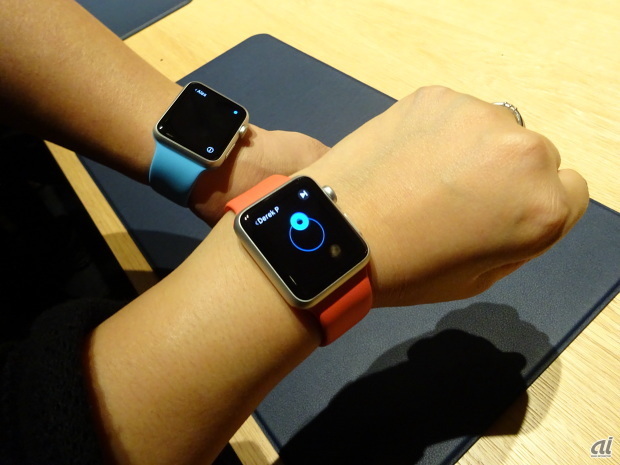 　Apple Watch Sportを身につけたところ。Apple Watchユーザーどうしならば、Digital Touch機能で手書きの絵などが送りあえる。届くとブルッと振動して知らせてくれる。
