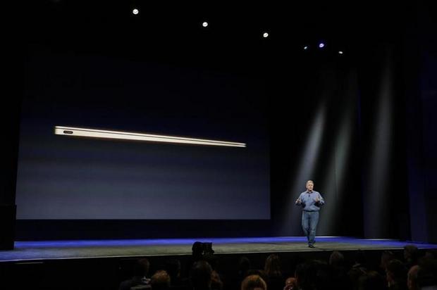 　MacBookは最も薄いMacで高さが13.1mmとなっており、11インチ「MacBook Air」に比べて24％薄くなっている。