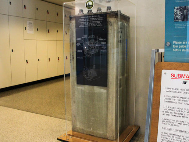 バッテリも展示

　乗船する前に、博物館自体に展示されているバッテリを見ることができる。これは448個あるバッテリの1つで、それぞれの電圧は2Vだ。2つのバッテリが直列接続され、計440Vの電圧を発生させる。
