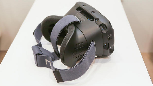 　HTC Viveの外側に配置されているセンサは、このヘッドセットを着けて部屋の中で移動する際に役立つ。