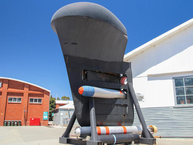 ノーズコーン

　HMAS Ovensに向かって歩くと、「Oberon」級ボートのノーズコーンが展示されている。オレンジ色の縞が入った魚雷は、第2次世界大戦時代のディーゼル魚雷だ。