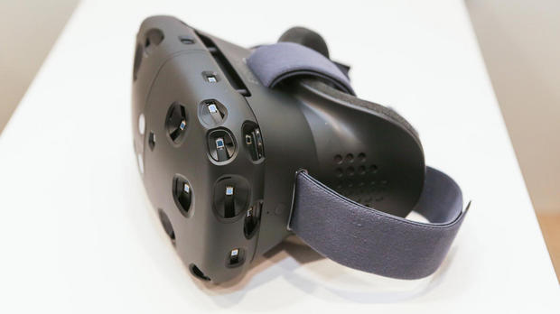 　このヘッドセットは軽量で、装着してバーチャルな世界を歩き回っても気分が悪くなったりしないという。

関連記事：「HTC Vive」の第一印象--HTCとValveが共同開発した新VRヘッドセット