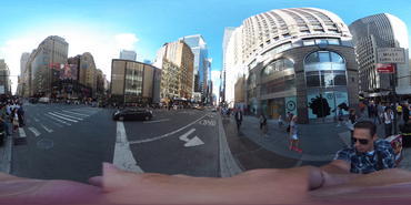 360度カメラを使って撮影された動画は、撮影者の周囲の様子を一度に撮影できる。
