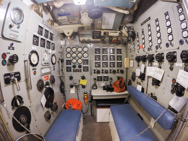 機関室

　潜水艦のドライブトレインと電力のあらゆる情報を示す指針盤。