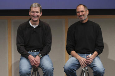 Tim Cook氏（左）は、Steve Jobs氏のことを気にかけ、肝臓の一部を提供することを申し出た。