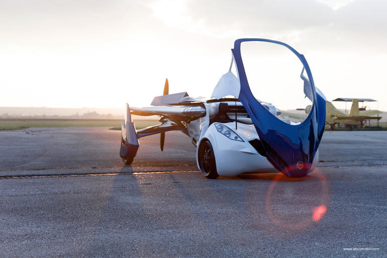 AeroMobilが10月に公開した空飛ぶ自動車の最新試作機