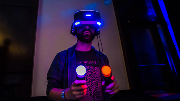 モーションコントロール用リモコン

　ソニーは仮想現実分野での競合である「Oculus VR」とは異なり、自らでモーションコントロール用リモコンを用意している。Nick Statt記者はこのリモコンを「VRゲームの際に、手の動きをシャープかつ間違いなく伝えられる」と評している。