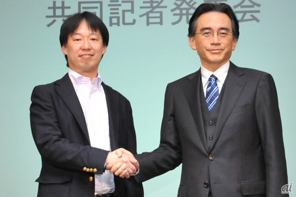 任天堂取締役社長の岩田聡氏（右）とDeNA代表取締役社長の守安功氏（左）