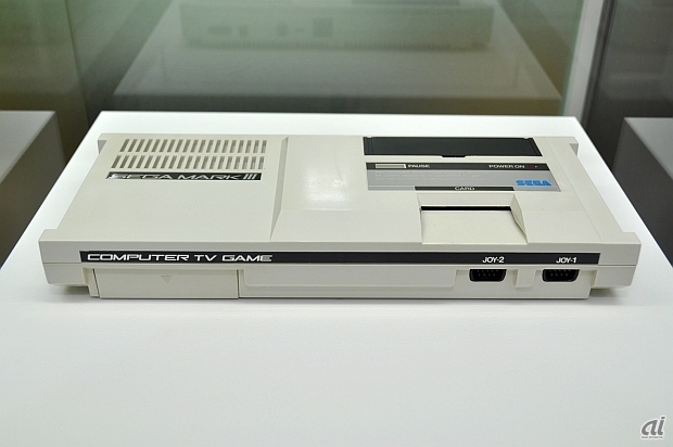 　1985年発売で、SG-1000やSG-1000IIとの互換性を持つハード。独自のグラフィックチップを搭載し、当時の主流だった同時発色4色から16色に実現したもの。また初期の説明書にはアソビン教授というウサギのアドバイザーがいた。