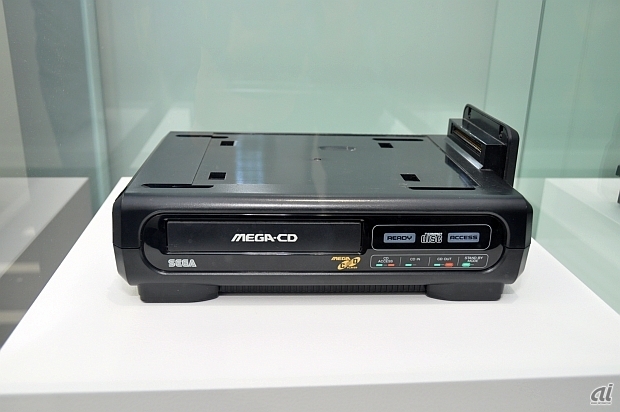　メガドライブ本体を上に載せて装着するCDユニットとして、1991年に発売。本体にCDの取り出しボタンなど操作系のボタンがなく、コントローラで操作するのも特徴。