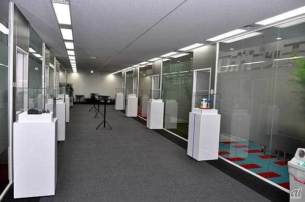 　来客用の会議室スペース。内装こそ変化はないが、入口にゲームハードを展示するようになった。