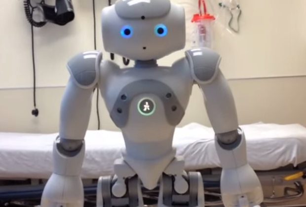 MEDi

　「MEDi」はアルバータの小児病院で試用されている子供に似たロボットだ。この名前は、Medicine and Engineering Designing Intelligenceを略したものだ。このロボットは、子供とハイタッチをしたり、簡単なおしゃべりをしたりして落ち着かせることを目的としたもので、この病院ですでに約3年間テストされている。
