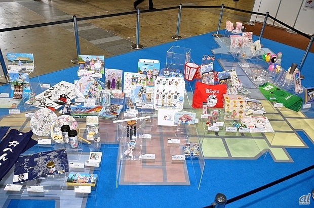 　47都道府県で行われたアニメとのコラボレーショングッズも展示されていた。