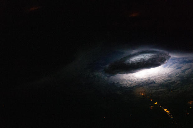 稲妻を上から（撮影）

　積乱雲の下の稲妻を捕らえたこの印象的な画像は、ISSのクルーが2011年、ボリビア上空を通過中に撮影した。
