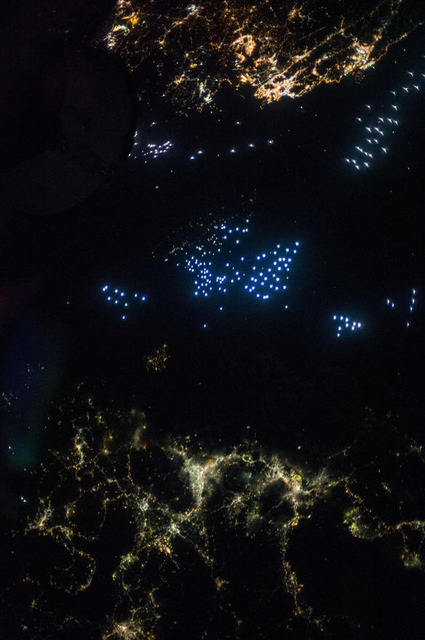 さまざまな光

　国際宇宙ステーション（ISS）の宇宙飛行士が撮影したこの画像を見れば、地球上の多種多様な光の意外な違いを確認することができる。日本と韓国を隔てる対馬海峡を撮影したこの画像では、韓国の街灯のオレンジがかった光と、日本の街灯が発する緑色がかった光が対照的だ。この違いの原因は、蛍光灯の種類の違いである可能性が高い。

　対馬海峡自体の明るい青色の光は、おそらくスルメイカをおびき寄せるために明るいキセノンバルブを使用している漁船だろう。
